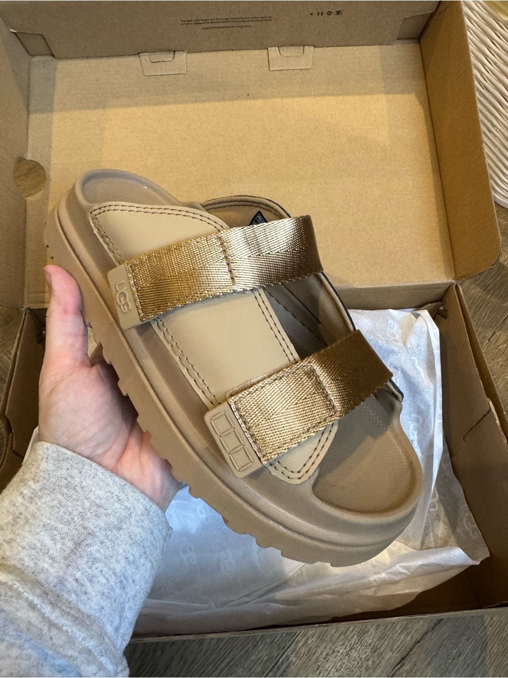 UGG Kids Goldenglow Slide Size 4 Big Kids New in Box